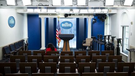 Les médias CNN, MS NOW et Politico poursuivent l&rsquo;administration Trump après leur exclusion de la Maison Blanche