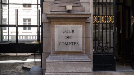 Pour faire des économies, la Cour des comptes suggère une taxation « modérée mais progressive » des gros patrimoines et un effort sur la masse salariale de la fonction publique