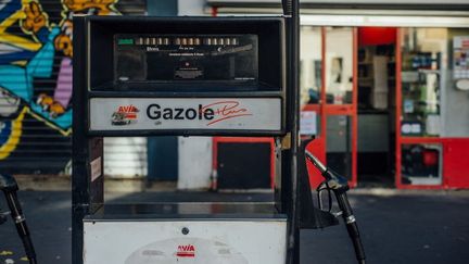 Flambée des prix des carburants : le gouvernement veut imposer une « règle d&rsquo;or » dans le budget pour redistribuer les profits de l&rsquo;Etat