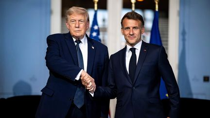 Une discussion « très constructive » : Emmanuel Macron a proposé plusieurs initiatives à Donald Trump pour lutter contre l&rsquo;envolée des prix du pétrole