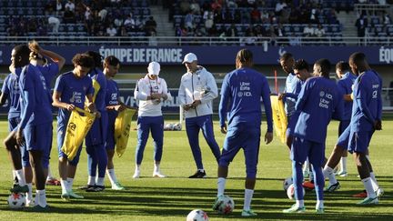 Bain de foule, indices tactiques… Zinédine Zidane pose déjà sa patte sur les Bleus à Clairefontaine