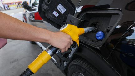 Transporteurs routiers, auto-écoles, retraités… Qui sont les exclus des aides du gouvernement pour faire face à la crise des carburants ?