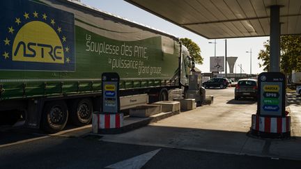 Flambée du prix des carburants : les transporteurs routiers dénoncent une « différence de traitement incompréhensible » dans le plan d’aides, et menacent de se mobiliser
