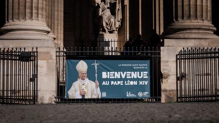 « Je ne pensais pas qu&rsquo;il y aurait autant de monde, c&rsquo;est génial ! » : à Paris, les bénévoles se bousculent pour participer à la visite du pape Léon XIV