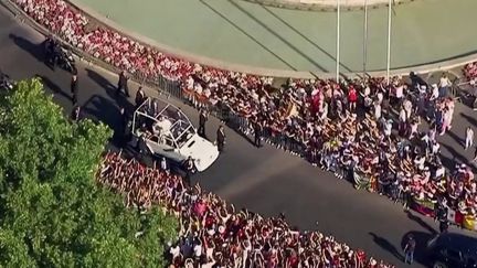 « C&rsquo;est comme une réunion de famille » : la ferveur monte chez les fidèles à 24 heures de l&rsquo;arrivée du pape