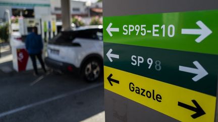 Voie diplomatique, finances publiques, aides ciblées… Pour quelles raisons Emmanuel Macron refuse-t-il (pour l&rsquo;instant) de baisser les taxes sur les carburants ?
