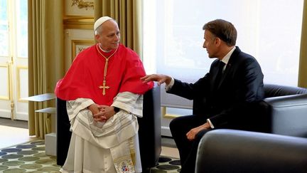 Reproduction d&rsquo;un futur vitrail de Notre-Dame, croix en ferrite… Le pape Léon XIV a reçu quatre cadeaux diplomatiques lors de sa visite en France