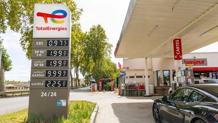 TotalEnergies ne fait-il vraiment « pas de marge » en France, comme l&rsquo;affirme Emmanuel Macron ?