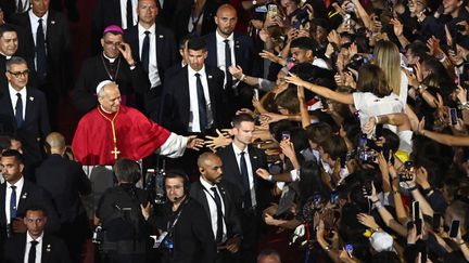 « Il faut l&rsquo;accueillir comme il se doit » : 80 000 jeunes enthousiastes se sont rassemblés autour du pape Léon XIV au Stade de France