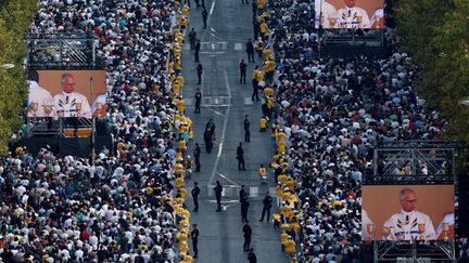 « Tout ce monde, ça renforce notre foi » : sur les Champs-Elysées, la ferveur des 800 000 fidèles devant la messe du pape Léon XIV