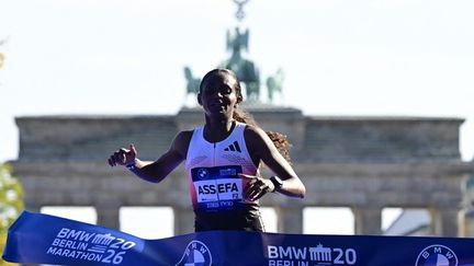 L’Ethiopienne Tigst Assefa s’impose sur le marathon de Berlin et échoue, dans la douleur et sur le fil, à battre le record du monde