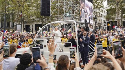 Bains de foule, discours politiques et messes géantes : les douze séquences à retenir de la visite du pape en France