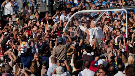 Mobilisation massive, piques politiques, retombées économiques… Quel bilan tirer de la venue de Léon XIV en France ?