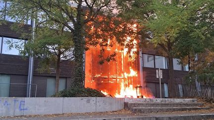 Le lycée Nelson-Mandela, dans le centre ville de Nantes, en flamme, en marge des manifestations des lycéens