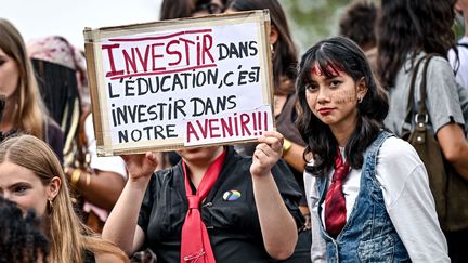 « Quand il pleut, de l’eau tombe sur nous » : des élèves et des professeurs décrivent l’insalubrité de leurs lycées