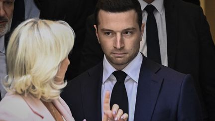 Marine Le Pen maintient « totalement » sa « confiance » à Jordan Bardella, à qui Mediapart attribue des écrits antisémites
