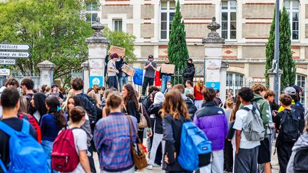 « Des lycéens nous racontent leur vie avec beaucoup de détails » : comment sont traitées les contributions lycéennes déposées sur la plateforme de concertation ?