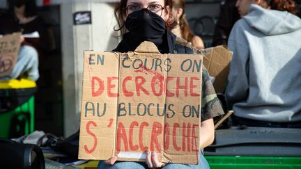 « On parle trop souvent à la place des jeunes » : derrière les mobilisations lycéennes, le mal-être de toute une génération ?