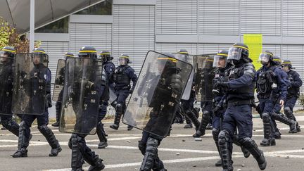 A Belfort, après avoir essuyé des jets de pavé, une voiture de police fonce vers des jeunes hommes pour les interpeller