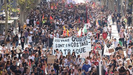 « Il n&rsquo;y a pas assez de professeurs ni de matériel » : à Marseille et Lyon, les lycéens soutenus par leurs parents dénoncent leurs conditions d&rsquo;études