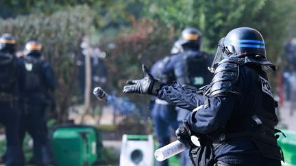 Gaz lacrymogène, grenades, LBD… Dans quel cadre les armes intermédiaires sont-elles utilisées pour le maintien de l&rsquo;ordre par les policiers et gendarmes ?