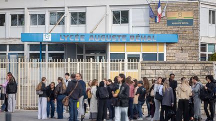 « Ils sont dans le bla-bla, plutôt que dans l&rsquo;action » : à Lens, la colère des lycéens ne retombe pas après que l&rsquo;un d&rsquo;eux a eu la main arrachée