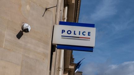 Deux personnes interpellées en France, soupçonnées d’administrer une plateforme vendant des contenus intimes volés à plus de 17 000 femmes
