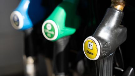 Pourquoi la libération de millions de barils annoncée par le gouvernement ne concerne-t-elle que le gazole et pas l’essence ?