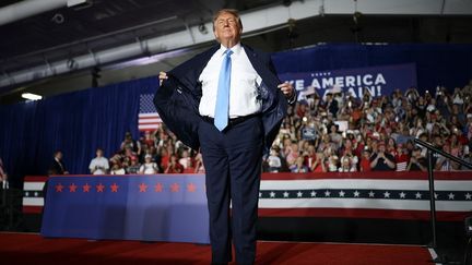 Donald Trump surprend avec un costume « bon marché »