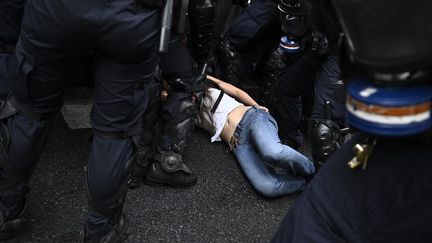 « Insultes et pressions » : des avocats dénoncent les conditions des gardes à vue de mineurs dans le cadre du mouvement des lycéens