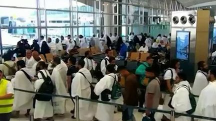 Arabie saoudite : des images de panique dans l&rsquo;aéroport de Riyad après des attaques de drones et de missiles