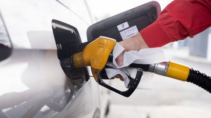 Le Premier ministre promet aux automobilistes « environ dix euros d’économies à chaque plein » grâce au recours aux stocks stratégiques