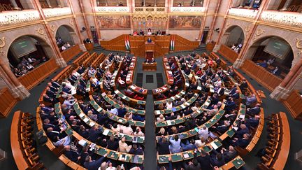 La Hongrie adopte une première loi supprimant des dispositions anti-LGBT+ de l&rsquo;ère Viktor Orban