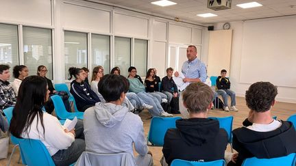 « Ça s’est fait complètement à l’arrache » : du Sud-Ouest à l’Ile-de-France, lycéens, professeurs et chefs d’établissement font le bilan du « temps d’échange » voulu par le gouvernement