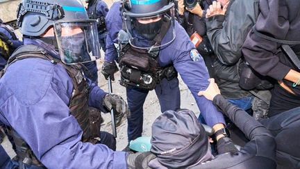 Comment expliquer le nombre important de gardes à vue depuis le début de la mobilisation lycéenne ?
