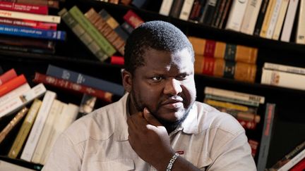 « Des erreurs inacceptables » : Thélyson Orélien reconnaît des plagiats dans les années 2010, mais conteste l&rsquo;usage de l&rsquo;IA dans son roman « C&rsquo;était ça ou mourir »