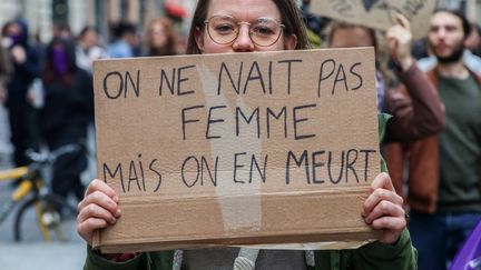 Cent onze femmes ont été tuées par leur conjoint ou ex-compagnon en 2025, un nombre en hausse de 4% sur un an