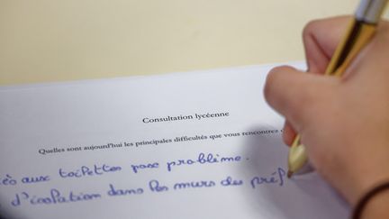 « On manque de papier, de savon, certaines sont délabrées » : pourquoi les toilettes sont devenues un sujet de colère pour les élèves ?