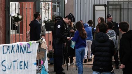 Collège d&rsquo;Aubagne : l&rsquo;adolescent soupçonné d&rsquo;avoir blessé deux personnes se revendiquait sur TikTok comme un supporter de la mouvance TCC, fasciné par les tueries de masse