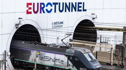 Un grave accident entre un bus et un train s&rsquo;est produit à l&rsquo;entrée du tunnel sous la Manche, près de Calais, et a fait une vingtaine de blessés