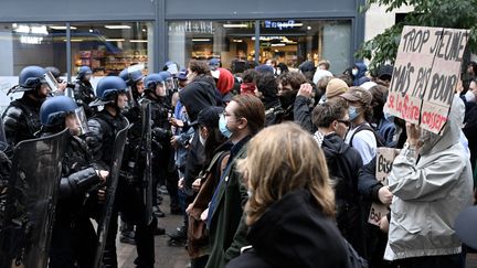 Un policier filmé en train d&rsquo;effectuer un tir tendu avec un lanceur de grenades lacrymogènes lors d&rsquo;une mobilisation lycéenne à Nancy, des observateurs de la LDH bousculés