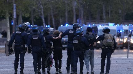Menottes, « coups de pied et de matraque », insultes… Des lycéens et leurs parents dénoncent les conditions des gardes à vue et « des intimidations »