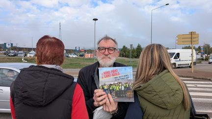 « Il faut être là pour montrer que le peuple est fatigué » : à Saint-Avold, les anciens gilets jaunes ressortent leurs banderoles