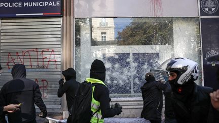 Commissariat attaqué, mairie brièvement investie… Des heurts éclatent à Marseille en marge de la journée de mobilisation du 17 octobre