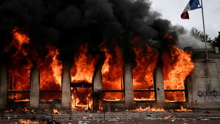 Une antenne de l&rsquo;office de tourisme de Lyon saccagée et incendiée en marge de la mobilisation du 17 octobre