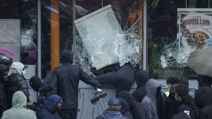 Devant l&rsquo;ampleur des dégâts dans la capitale, la fédération des associations de commerçants parisiens déplore « une situation dramatique » et demande un soutien financier au gouvernement