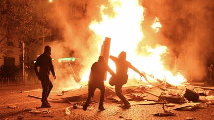 « Le feu au macronisme » : les violences du 17 octobre en France vues de l&rsquo;étranger