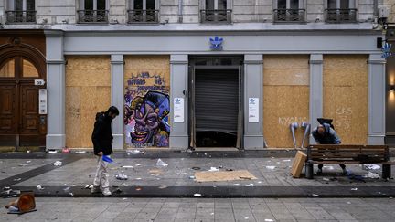 « J’invite chacun à venir nous aider ! » : à Paris, Lyon et Limoges, des riverains se mobilisent pour remettre les rues en état après les violences du 17 octobre