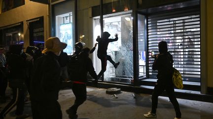 De nouveaux heurts et des magasins pillés à Paris, Lyon et Marseille, au lendemain de la manifestation du 17 octobre