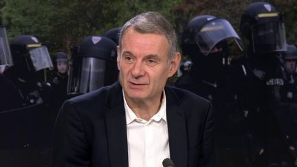 « Il y a eu un dysfonctionnement majeur de l&rsquo;État dans l&rsquo;une de ses missions régaliennes », affirme le politologue Bruno Cautrès après les violences du 17 octobre